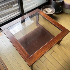 ガラステーブルの画像