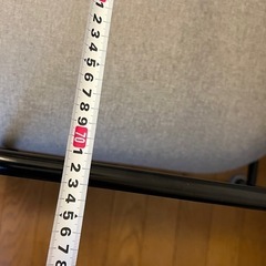 鉄フレームの布製ソファの画像