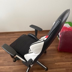 ゲーミングチェア GT RACING バウヒュッテクッション付きの画像