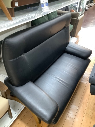 浜本工芸の2人掛けソファーです。