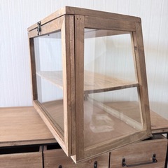 アンティーク風カウンター上キャビネットの画像