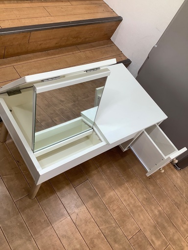 Franc francのドレッサーテーブルです。