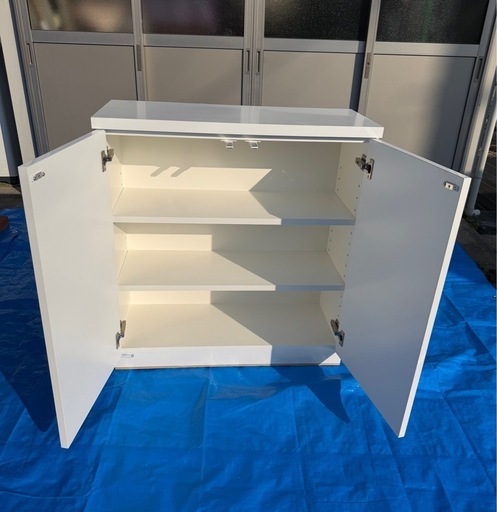 真っ白い収納棚中古品