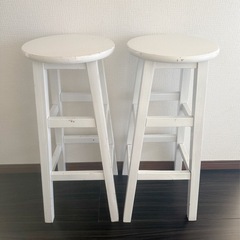 木製カウンターチェア2台の画像