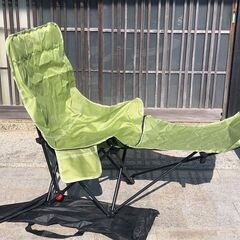 新品！ポータブル折り畳みハイバックチェアー　リクライニング機能、オットマン（足置き）付きの画像