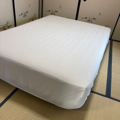 ダブルベッド　　マットレス付き　マットレスカバー付きの画像