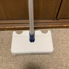 雑巾挟んで高いところを拭くための掃除道具の画像