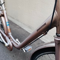 ブリヂストンの中古自転車。まぁまぁ美品。他のアルミフレームと違って、めちゃくちゃ軽いです。防犯登録も込みの価格なので、自転車屋さんに登録しに行く手間なく、そのまま乗れます。タイヤはブリヂストンの純正をつけました。９部山レベルの状態です。の画像