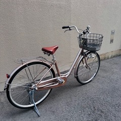 ブリヂストンの中古自転車。まぁまぁ美品。他のアルミフレームと違って、めちゃくちゃ軽いです。防犯登録も込みの価格なので、自転車屋さんに登録しに行く手間なく、そのまま乗れます。タイヤはブリヂストンの純正をつけました。９部山レベルの状態です。の画像