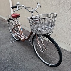 ブリヂストンの中古自転車。まぁまぁ美品。他のアルミフレームと違って、めちゃくちゃ軽いです。防犯登録も込みの価格なので、自転車屋さんに登録しに行く手間なく、そのまま乗れます。タイヤはブリヂストンの純正をつけました。９部山レベルの状態です。の画像