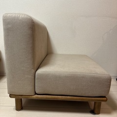 ベージュ1.5人掛けソファの画像