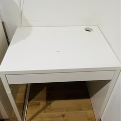 ホワイトデスク 引き出し付き 配線用穴ありの画像