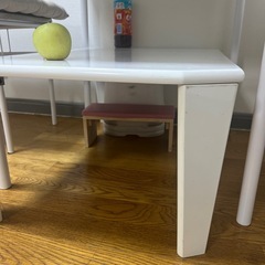 白テーブルの画像