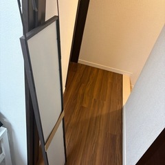 ドアに掛けられる全身鏡の画像