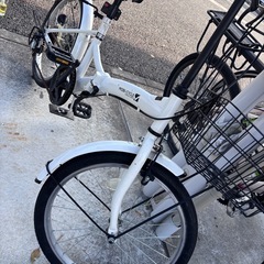 決まりました「市内配送可能」折りたたみ自転車✨ライト付き＋スマホホルダー＋鍵＋空気入れ付き🚲すぐ乗れます！ の画像