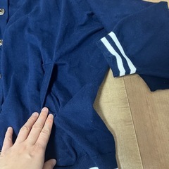 ネイビーのカーディガンの画像