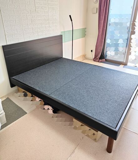 クイーンサイズ　ベッド　152×195cm  脚部分加工あり　（ベッドの下にものを収納できるように）　ヘッドボード、すのこボード付き　ASLEEP社製