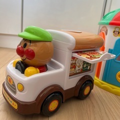 アンパンマン知育玩具とぱん屋さんの車の画像