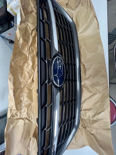 レボーグ Vスポーツ　フロントグリルとフォグランプカバー