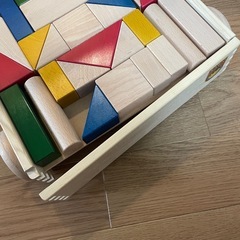 木製の手押し車付き積み木の画像