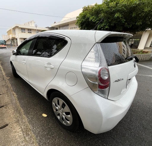車(トヨタアクア白)