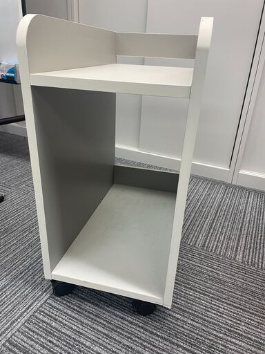 コクヨ　オフィス用デスクとぺスパ木製キャビネット（中古）2