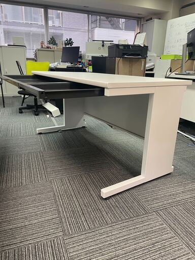 コクヨ　オフィス用デスクとぺスパ木製キャビネット（中古）2