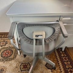 イトーキ　昔ながらのキャビネット付きデスクの画像