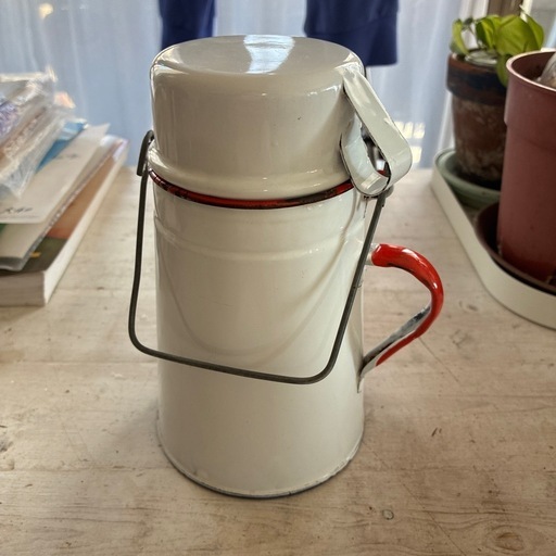 enamel milk jar white×red