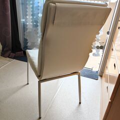 白いダイニングチェア　（破れあり）　※取り外して交換可能　PUレザー　　の画像