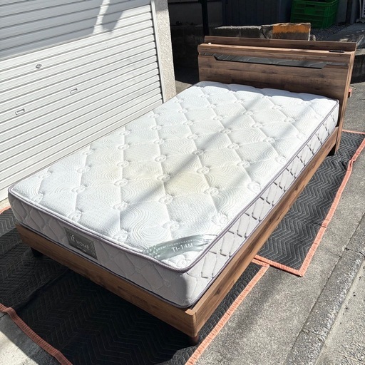 配送&設置込み【美品】東京インテリア if  セミダブルベッド（マットレス付）