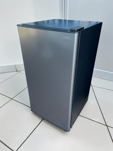 AQUA アクア ノンフロン直冷式冷蔵庫 AQR-9P グレー 2024年製 90L 取扱説明書付き 割れ有り 簡易清掃済み 現状品 