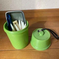 飯盒とアウトドア用カラトリーのセットの画像