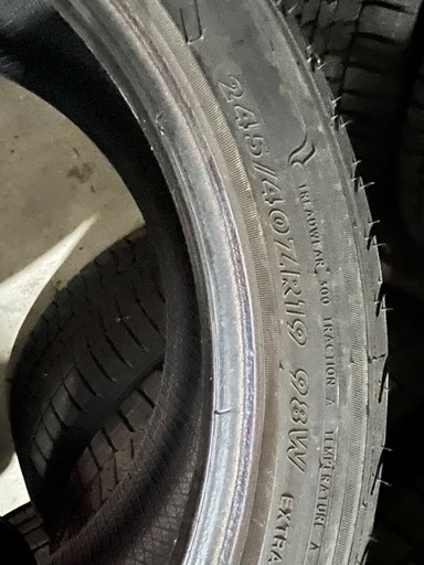 １９インチ２４５／４０zrバリ溝4本セット