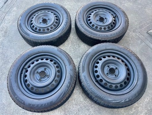 BSスタッドレスVRX2　185−60−15　2023製　15−6J　4穴PCD100　8分山　ホンダ・フィット