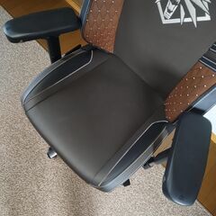 【美品】Secretlab TITAN Evo The Witcher シークレットラボ ウィッチャー ゲーミングチェア XLサイズ 4Dアームレスト 調節可能ランバーサポートの画像