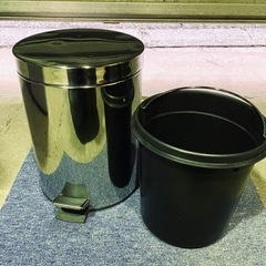 ステンレス ペダル式 
丸型ゴミ箱の画像