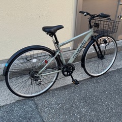 カゴとオートライト付きで捕まりにくいクロスバイク イオンバイク・ムジェロCの画像