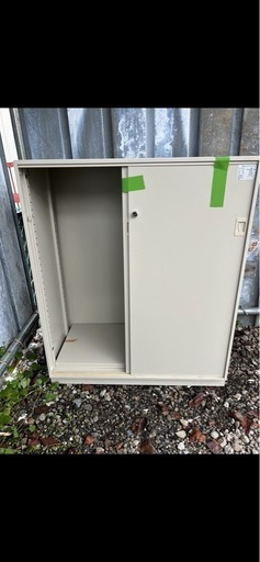 オフィス用デスクとキャビネットのセット
