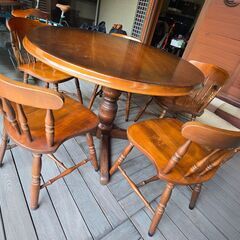 アーリーアメリカンスタイルのダイニングテーブルセット　6点セット（テーブル1台、チェア5脚）の画像