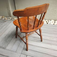 アーリーアメリカンスタイルのダイニングテーブルセット　6点セット（テーブル1台、チェア5脚）の画像