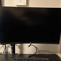 ゲーミングチェア、デスク、モニターセットの画像