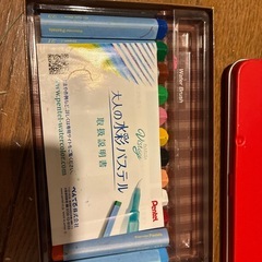 水彩筆ペン、水彩クレパス、色鉛筆、筆、水彩絵具、スタンプなどの画材セットの画像