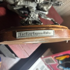 カウボーイが馬に乗って居る置物です
の画像