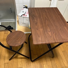 机とイス(木製)の画像