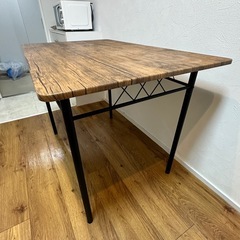 木目調　ダイニングテーブルの画像