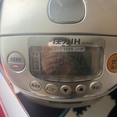 ZOJIRUSHI 真空圧力IH炊飯ジャー 【3合炊き】 シャンパンゴールド NP-RD05-NLの画像