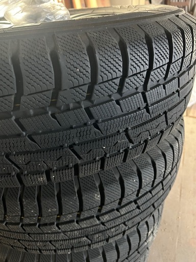 TOYO スタッドレスタイヤ　　　215   .70.R16
