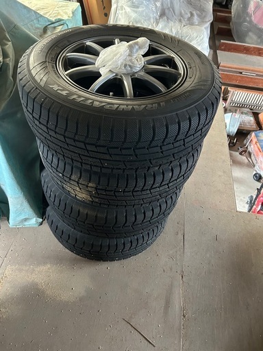 TOYO スタッドレスタイヤ　　　215   .70.R16
