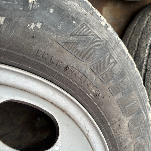 ⭐︎⭐︎トラックBSタイヤ185/80R16夏タイヤ中古⭐︎⭐︎